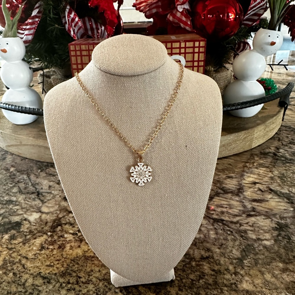 Snowflake pendant necklace ❄️
